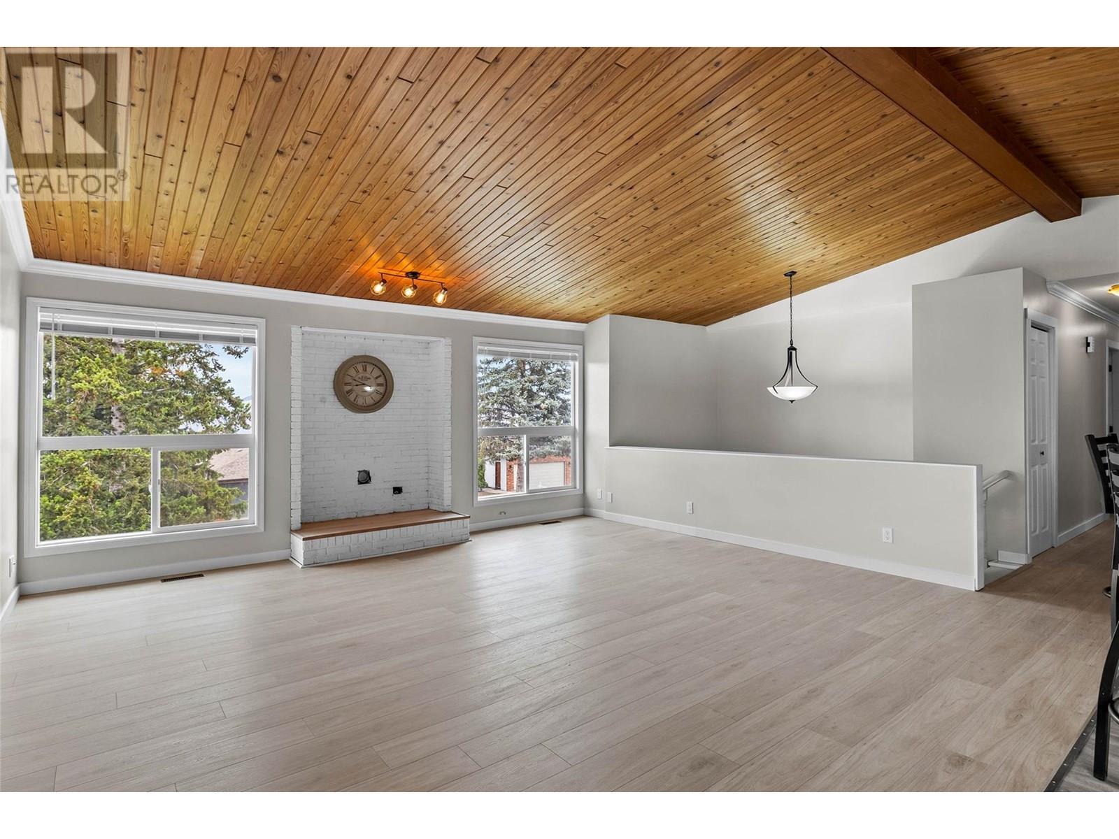 Property Photo:  403 Gleneagles Drive  BC V2E 1Y4 