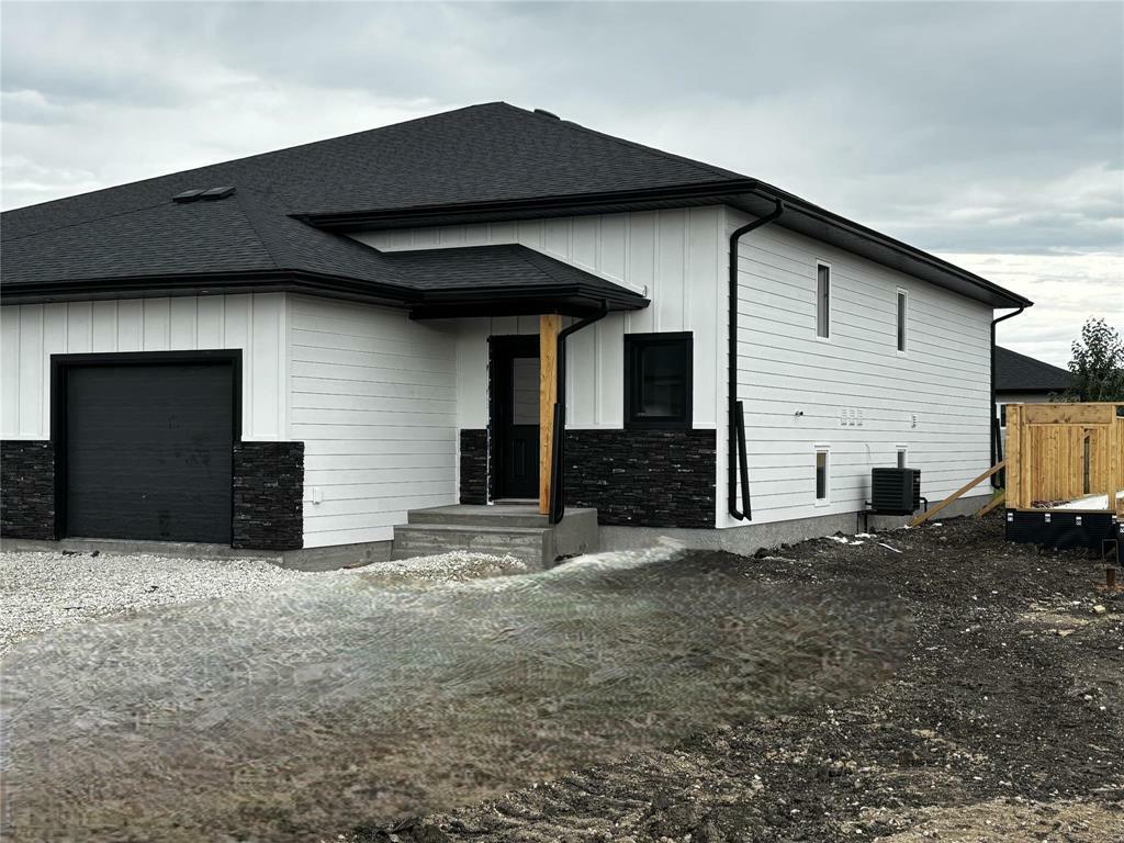 Property Photo: 29 Kootenay Way MB R5G 0Z3