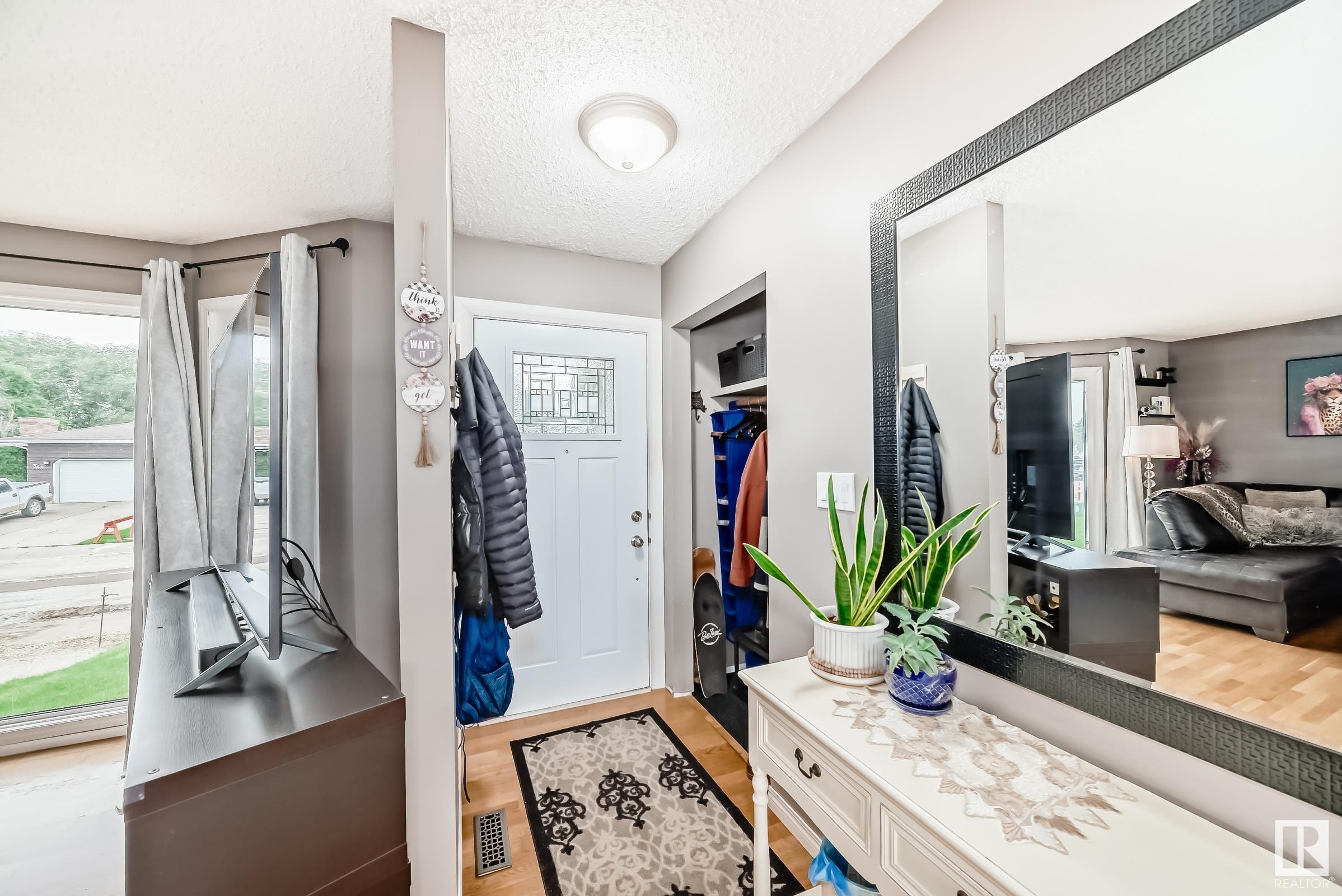 Property Photo:  352 Huffman Crescent NW  AB T5A 4C8 
