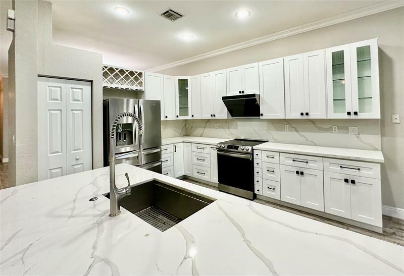 Property Photo:  4109 W Whitewater Ave  FL 33332 