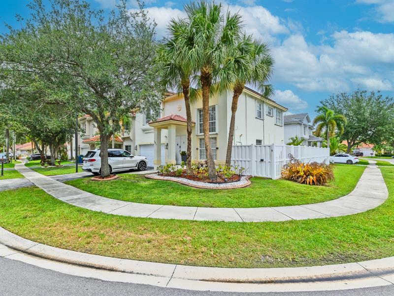 Property Photo: 101 Gables Blvd FL 33326