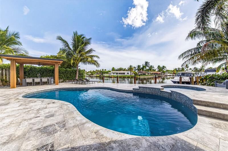 Property Photo:  160 SE 3rd Ct  FL 33060 