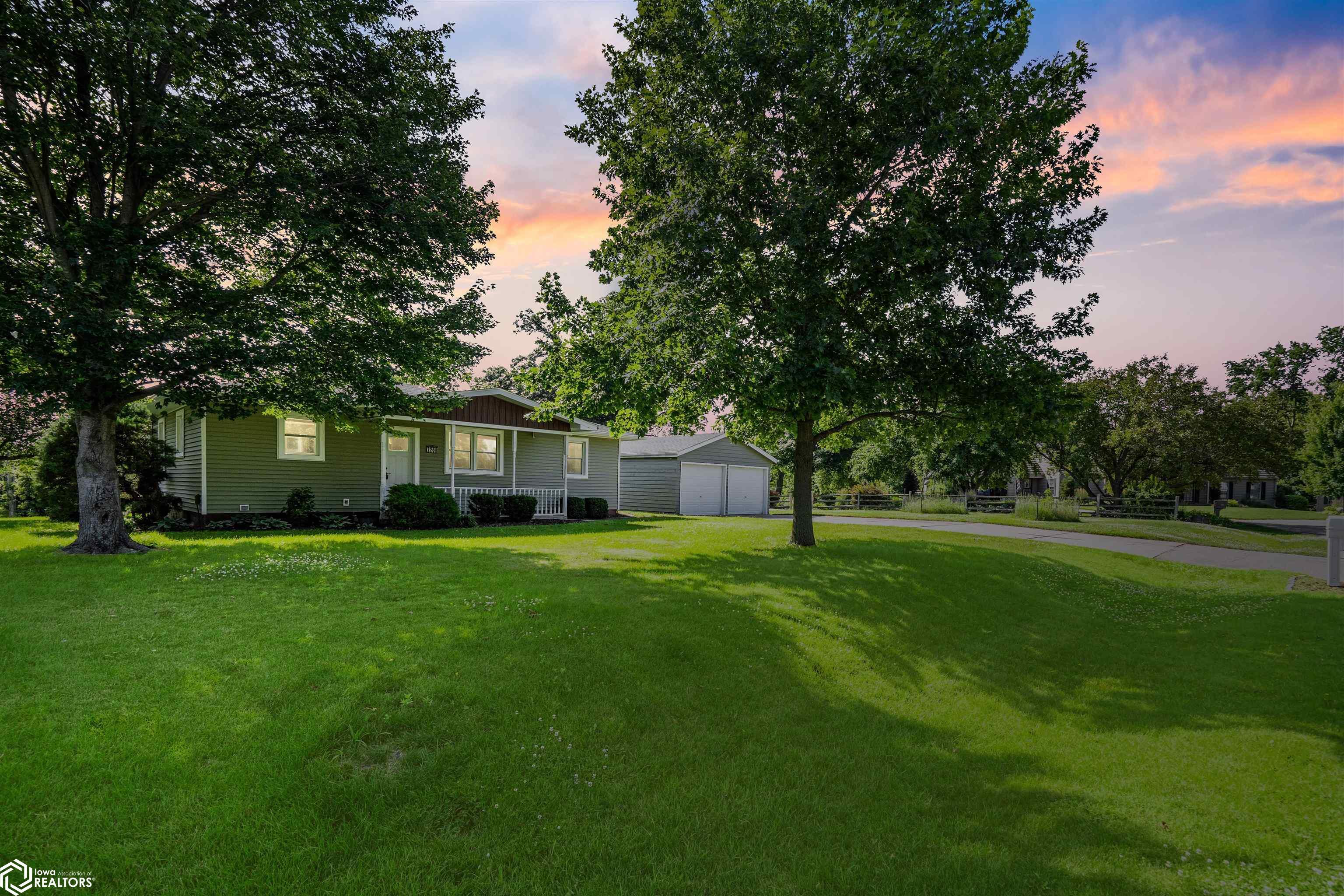 Property Photo: 1708 Robertson Drive IA 50158