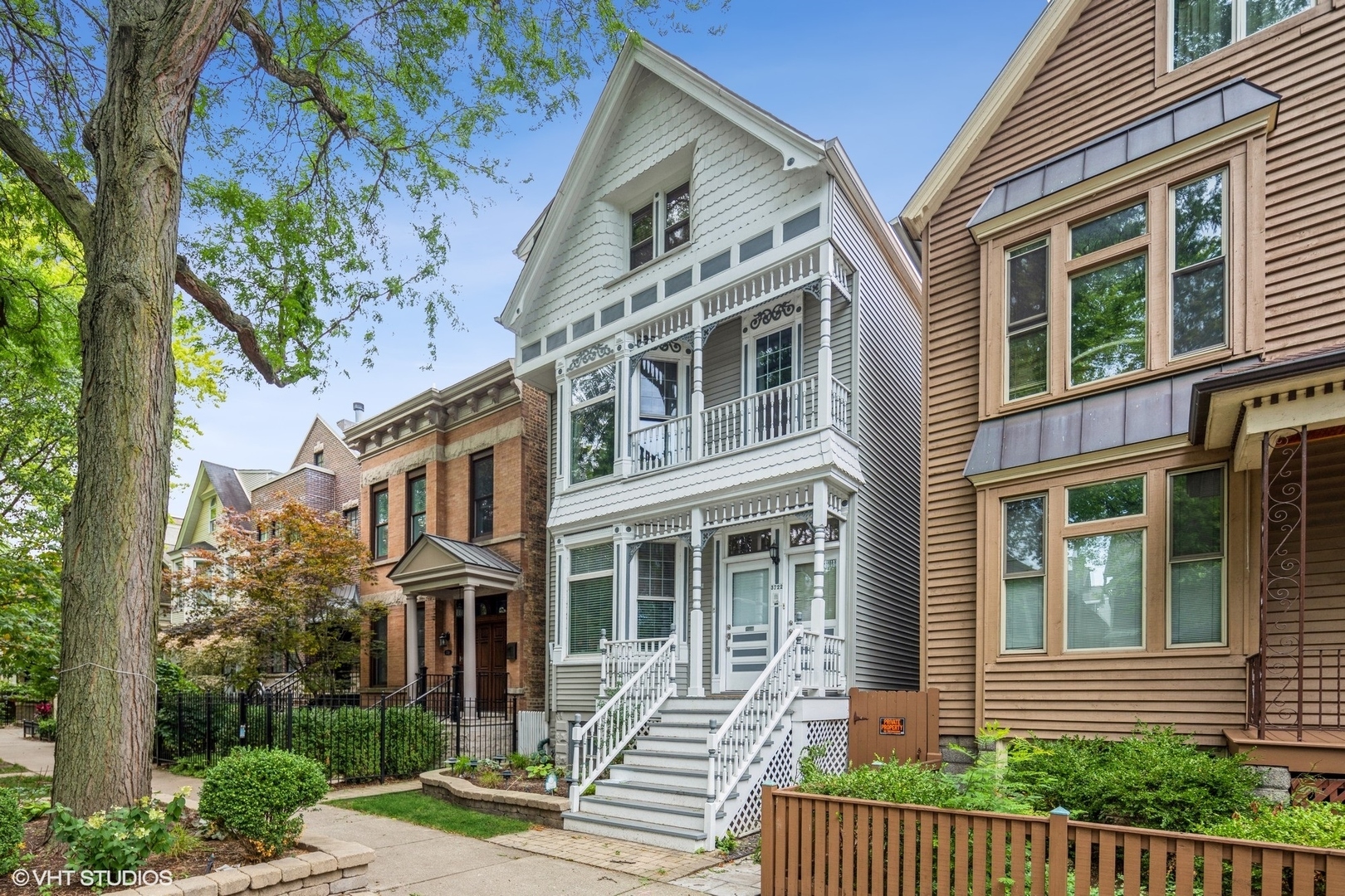 Property Photo: 3722 N Bosworth Avenue 1R IL 60613