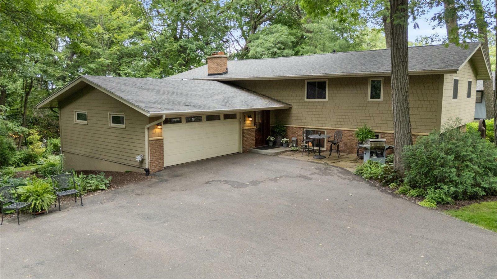 Property Photo: 520 Wedgewood Lane N MN 55441
