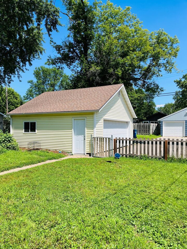 Property Photo:  1116 Kilian Boulevard SE  MN 56304 