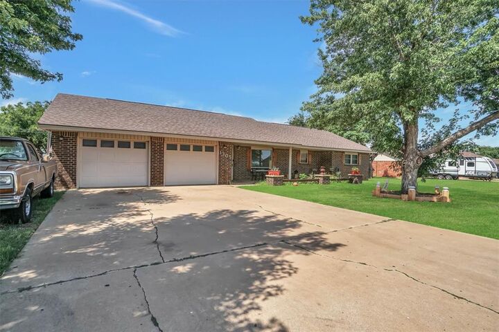 Property Photo: 1305 Andy Street OK 73521