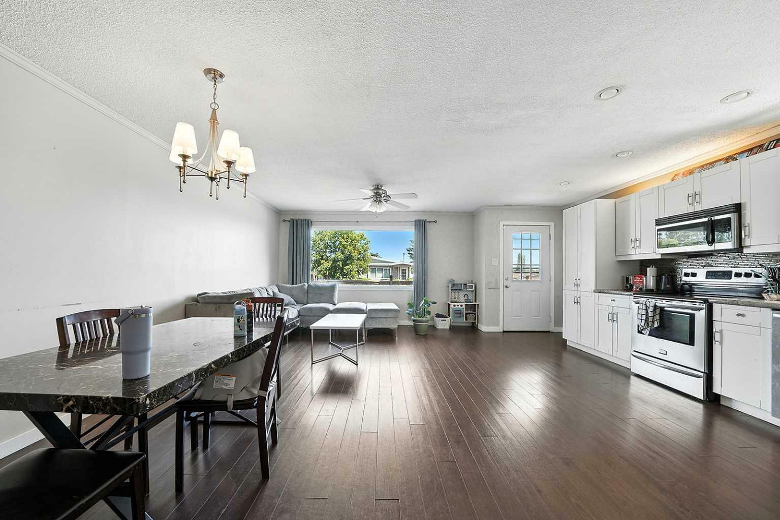 Property Photo: 19 Green Court AB T4L 1R4