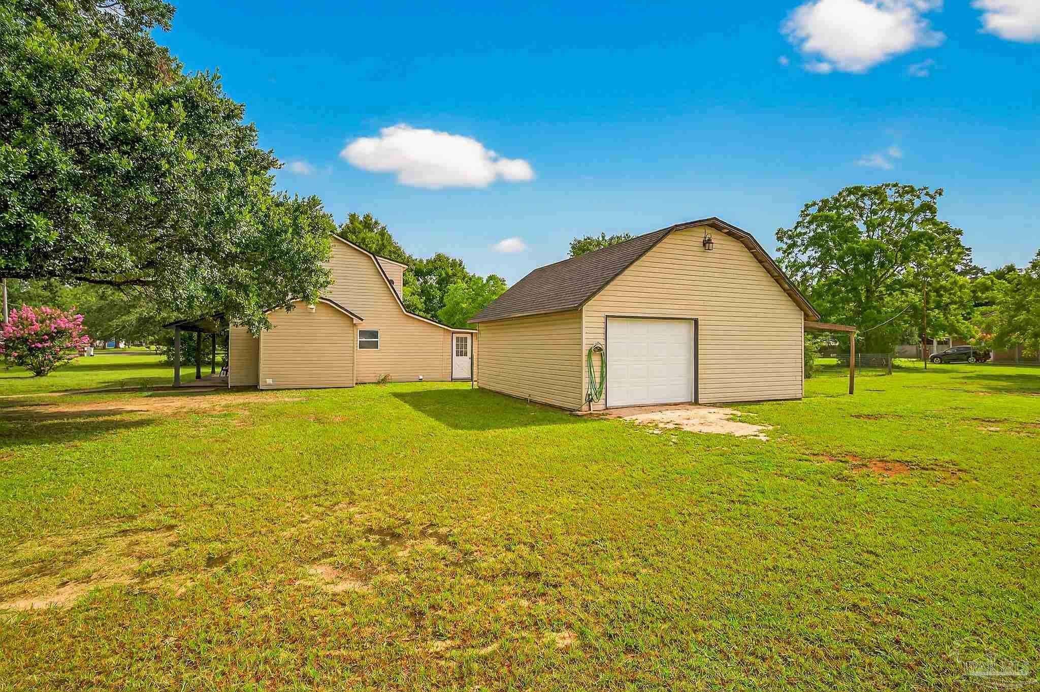 Property Photo: 6152 Leon Ln FL 32571