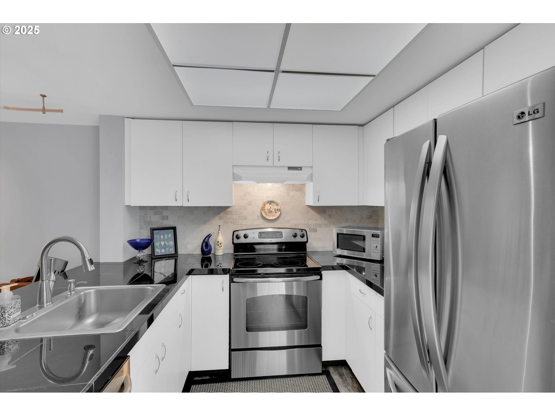 Property Photo: 6625 W Burnside Rd 252 OR 97210