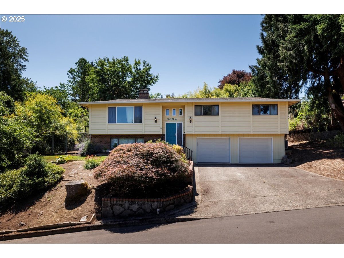 Property Photo: 3654 SE Grogan Ave OR 97222