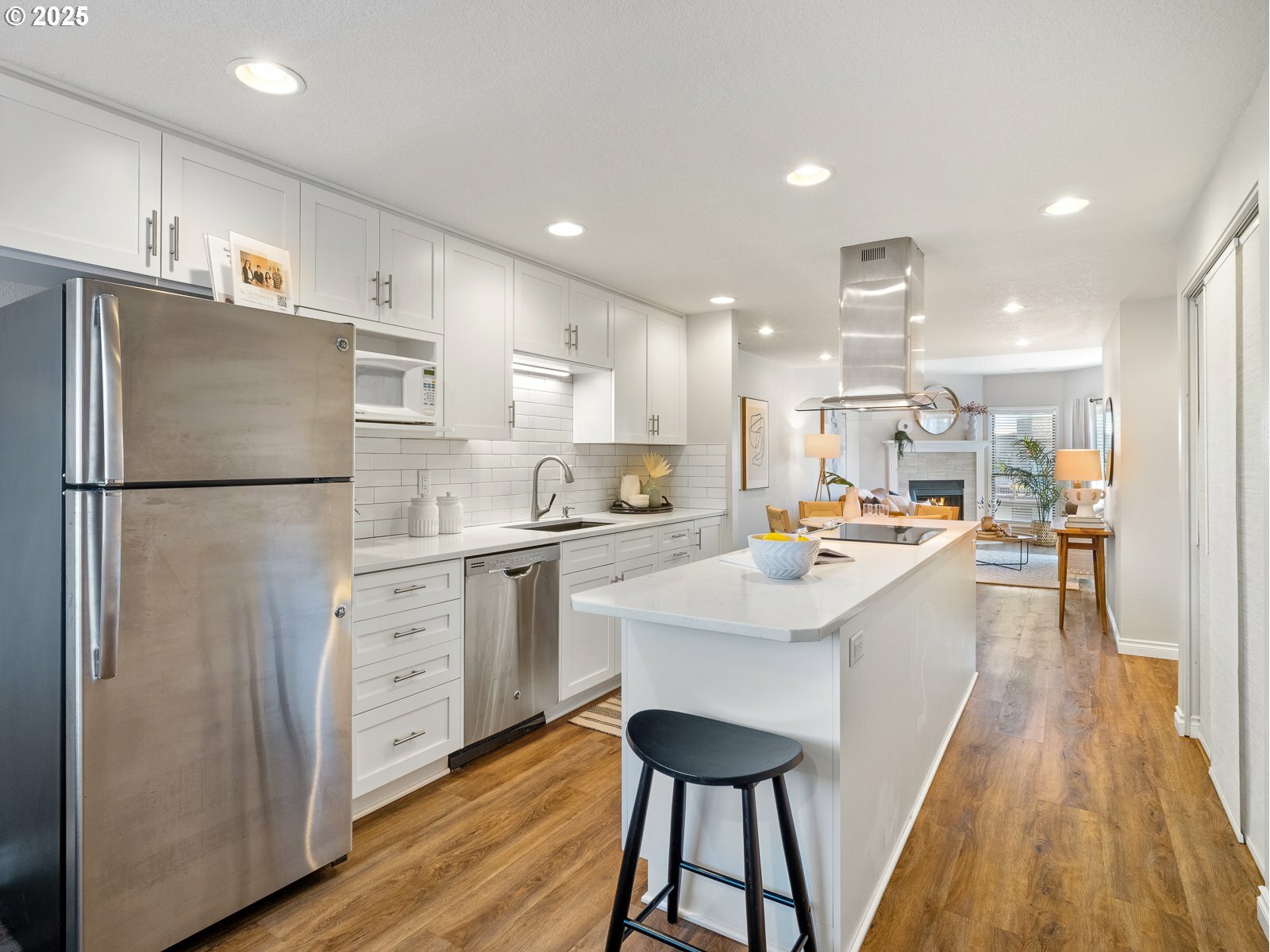 Property Photo: 5624 S Riverside Ln OR 97239