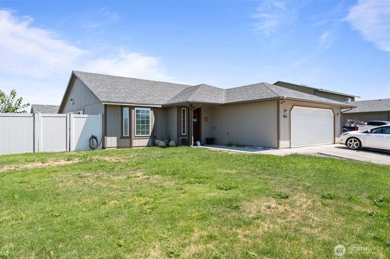 Property Photo:  925 S 11th Avenue  WA 99344 