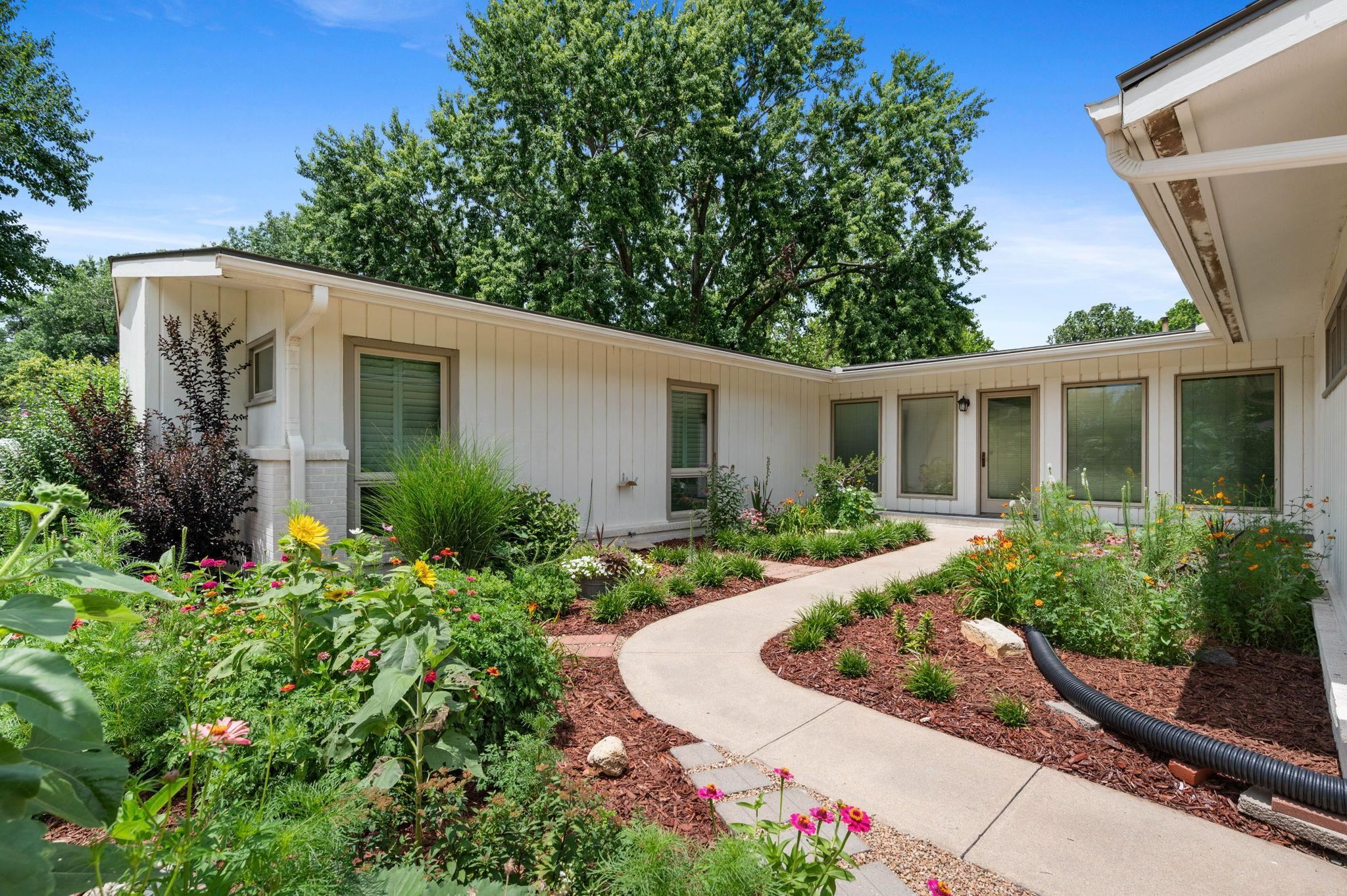 Property Photo: 262 S Bonnie Brae St KS 67207