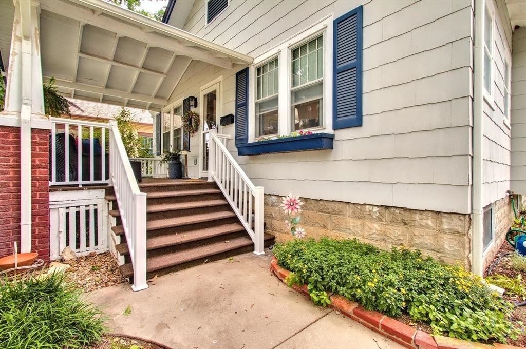 Property Photo: 712 E 4th St KS 67114