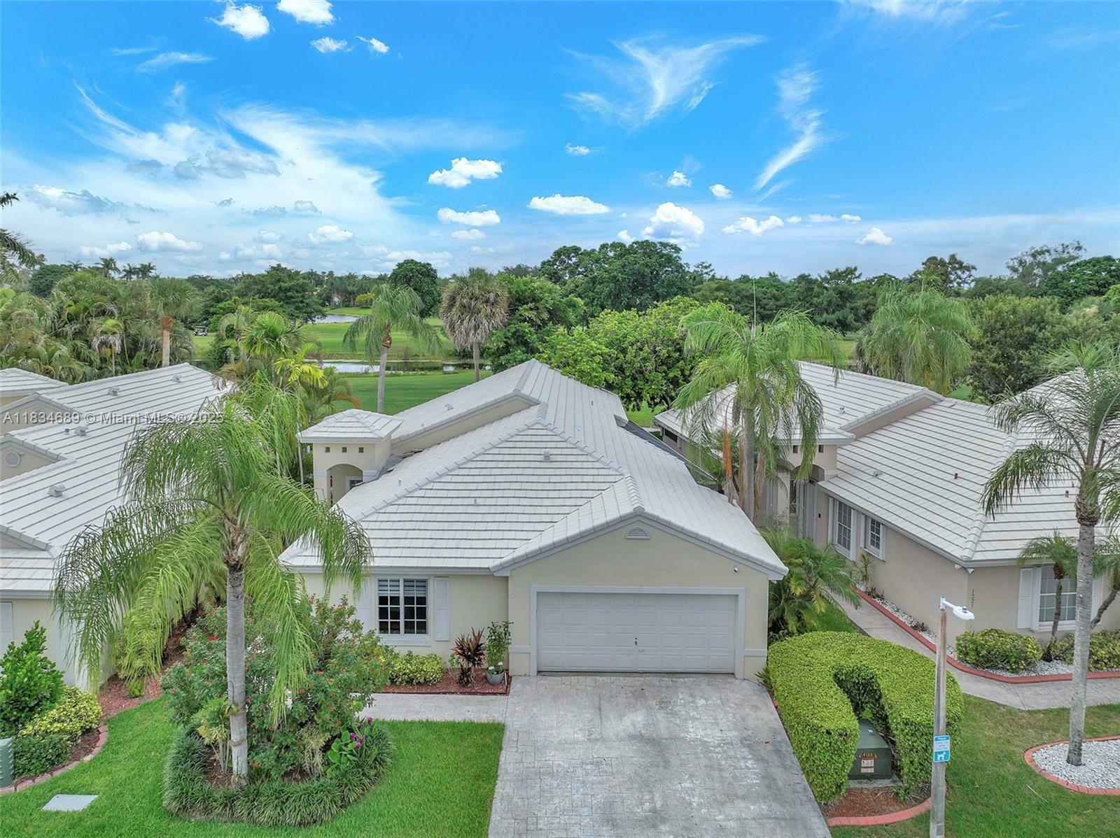 Property Photo: 1211 E Wilshire Cir FL 33027