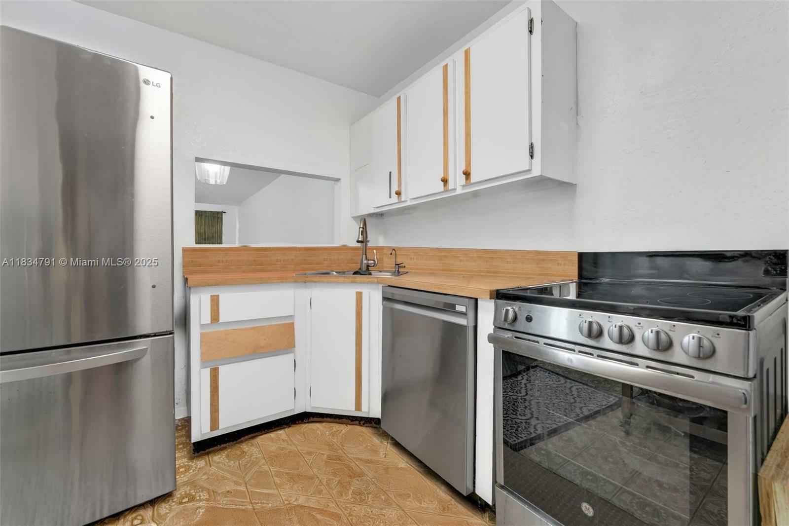Property Photo: 7450 NW 17th St 207 FL 33313