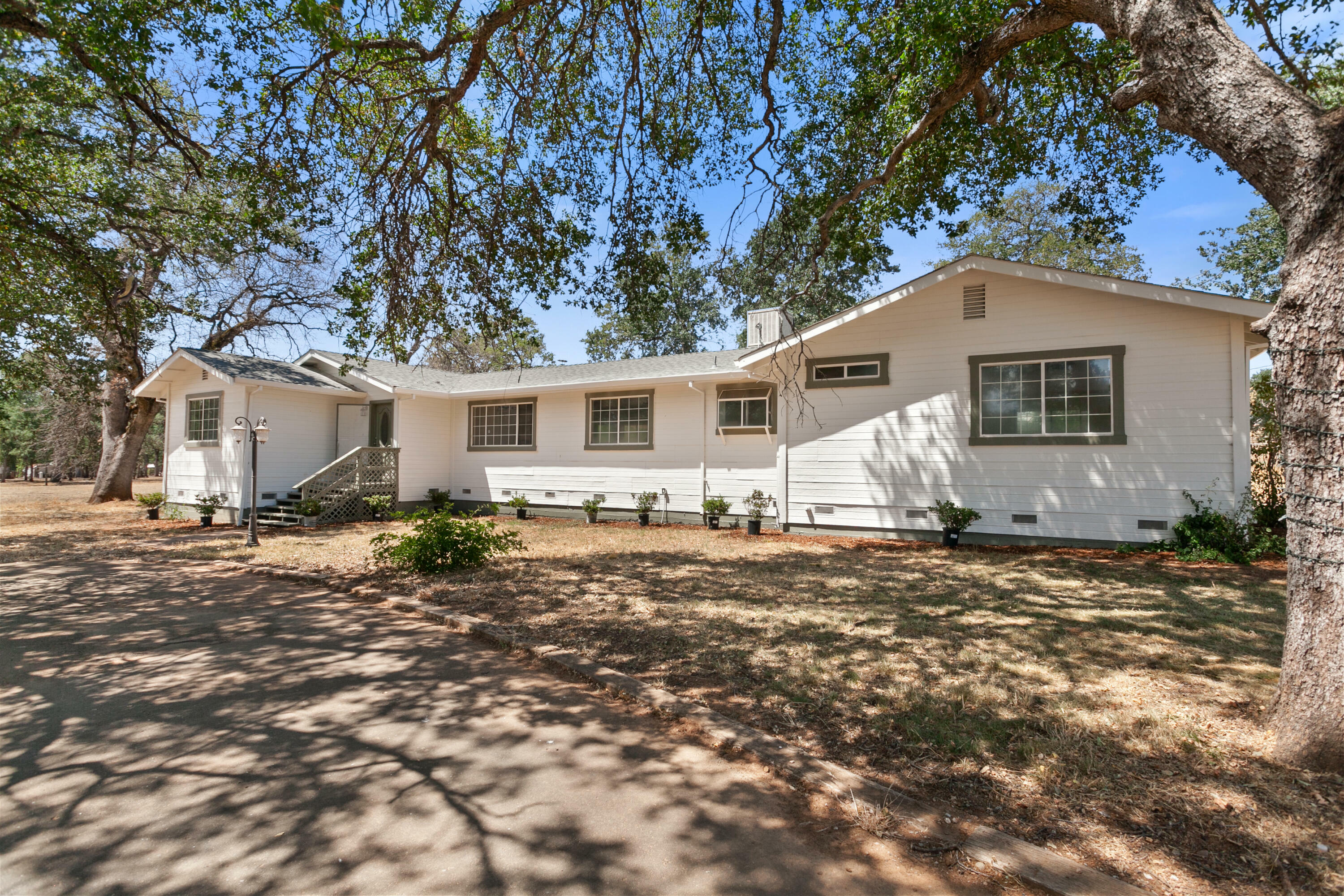 Property Photo: 3820 Oak Lane CA 96022