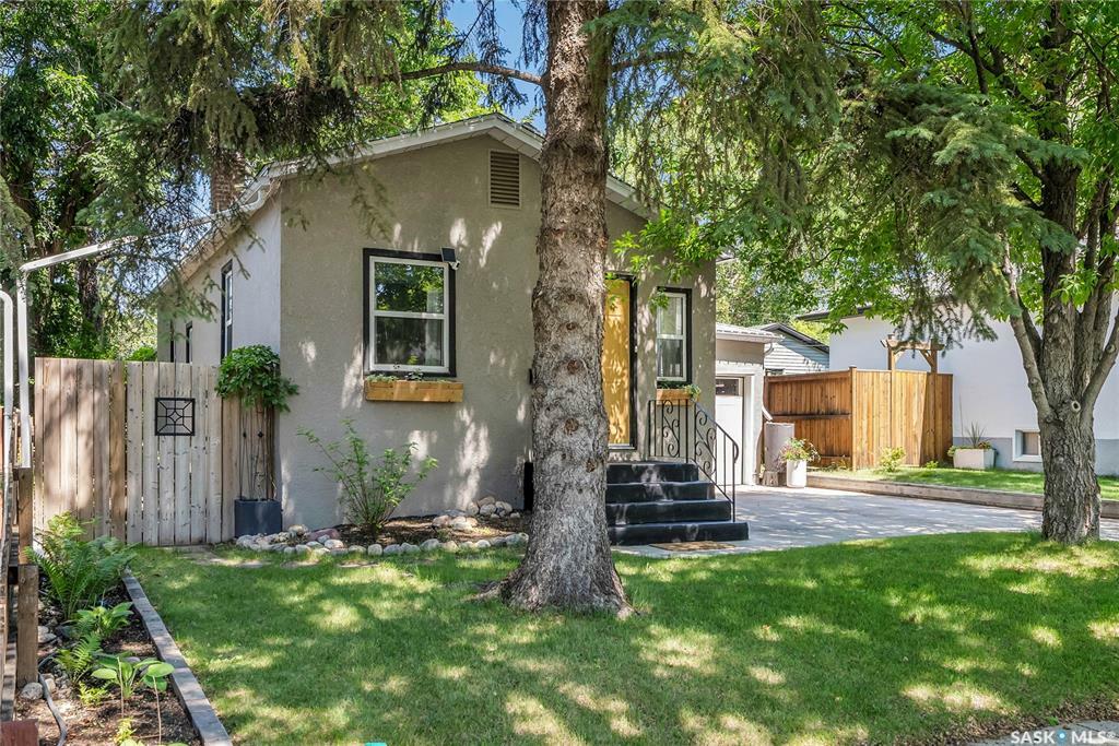 Property Photo: 825 4th Street E SK S7H 1K3