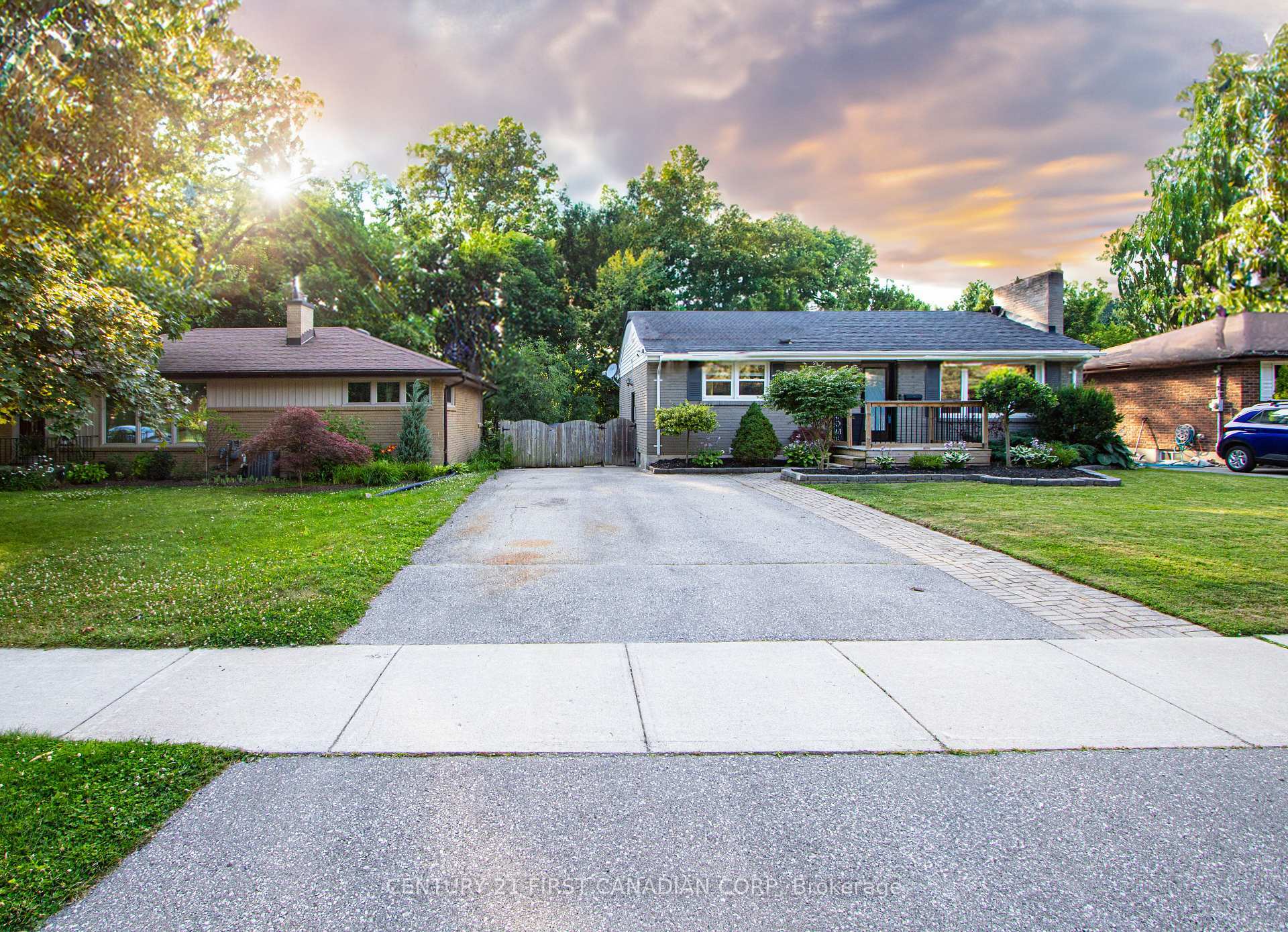 Property Photo: 230 Ridgewood Crescent ON N6J 3G6