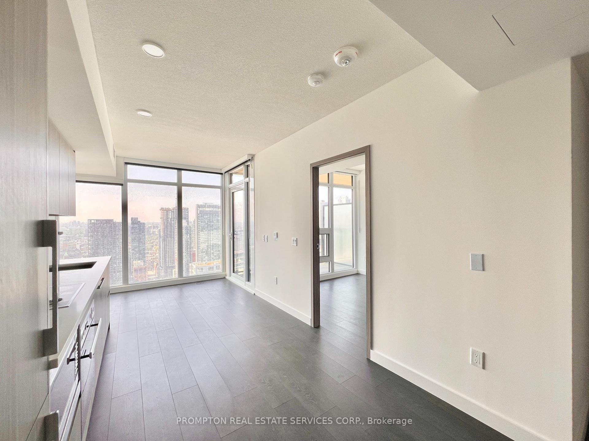 Property Photo: 1 Concord Cityplace Way 5515 ON M5V 0X3