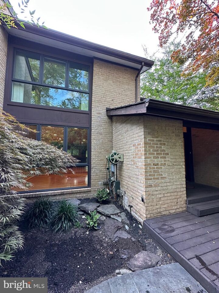 Property Photo: 2021 Lakebreeze Way VA 20191