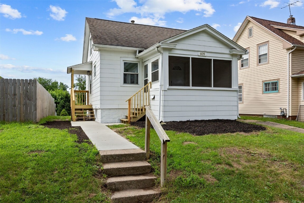 Property Photo: 609 34th St NE IA 52402