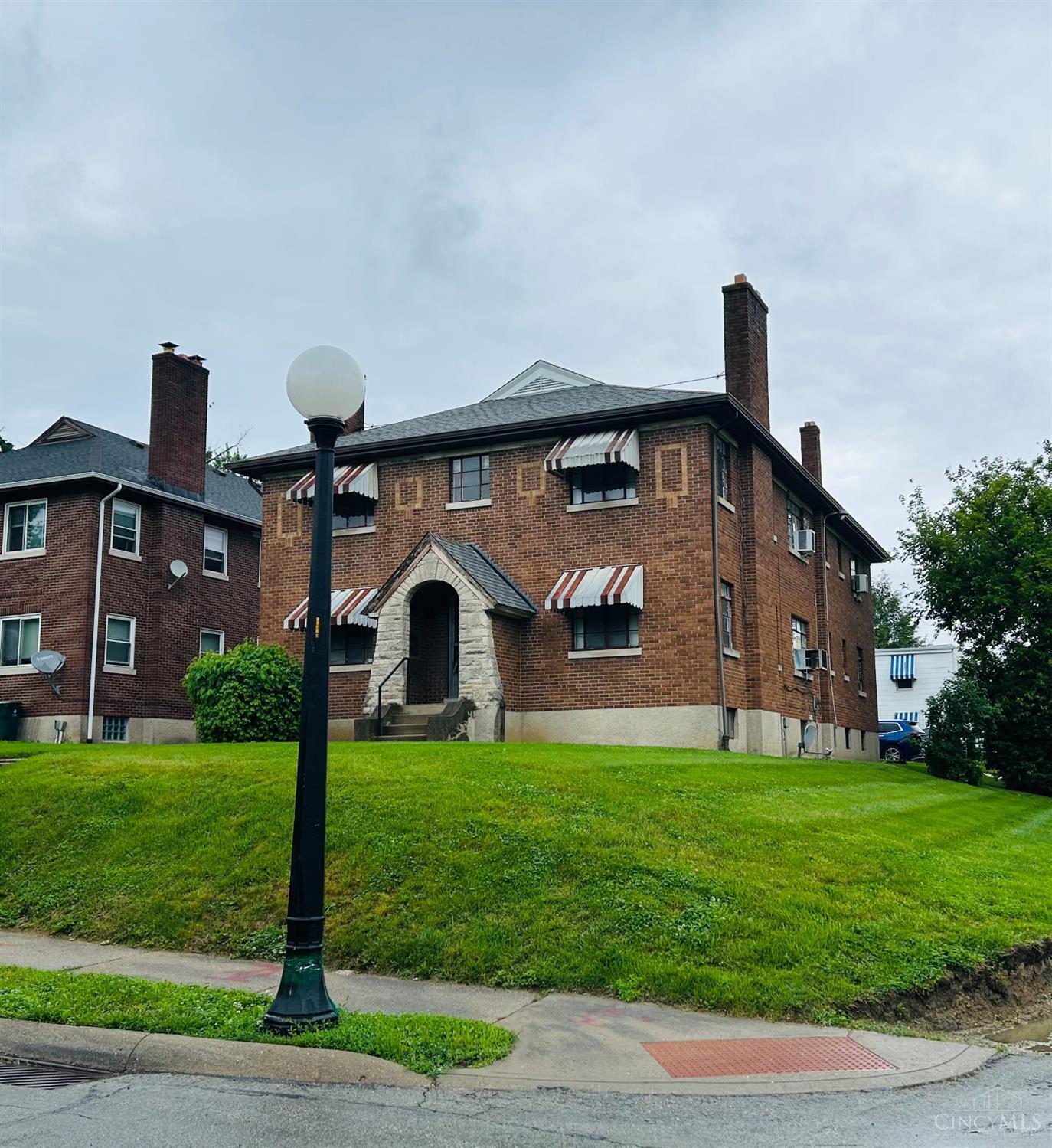 Property Photo: 2530 Hansford Place OH 45214
