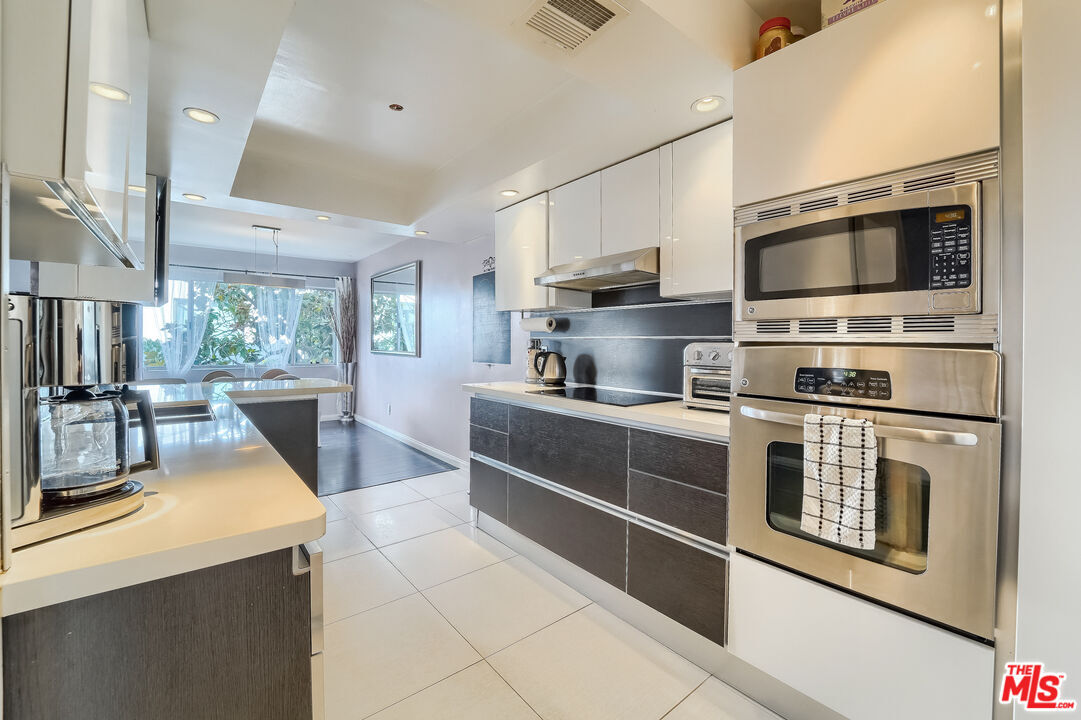 Property Photo: 910 S Holt Ave CA 90035