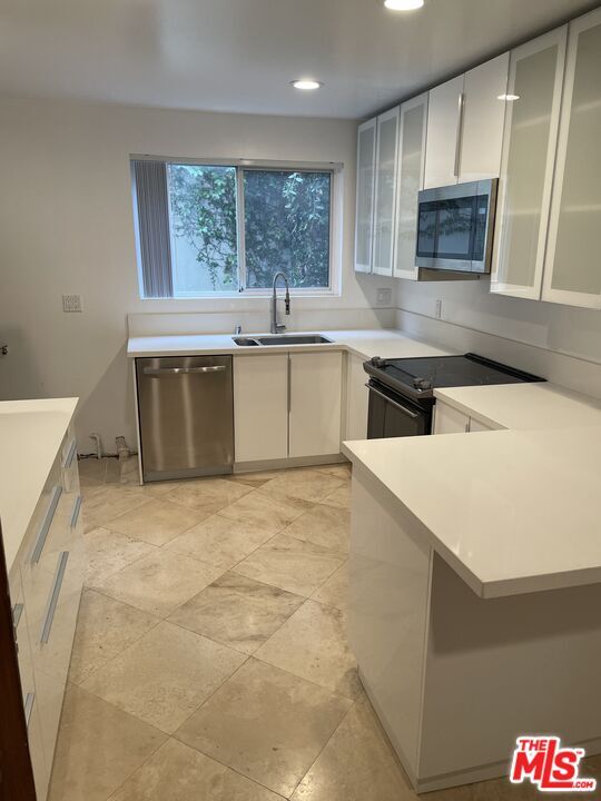 Property Photo:  9297 Burton Way  CA 90210 