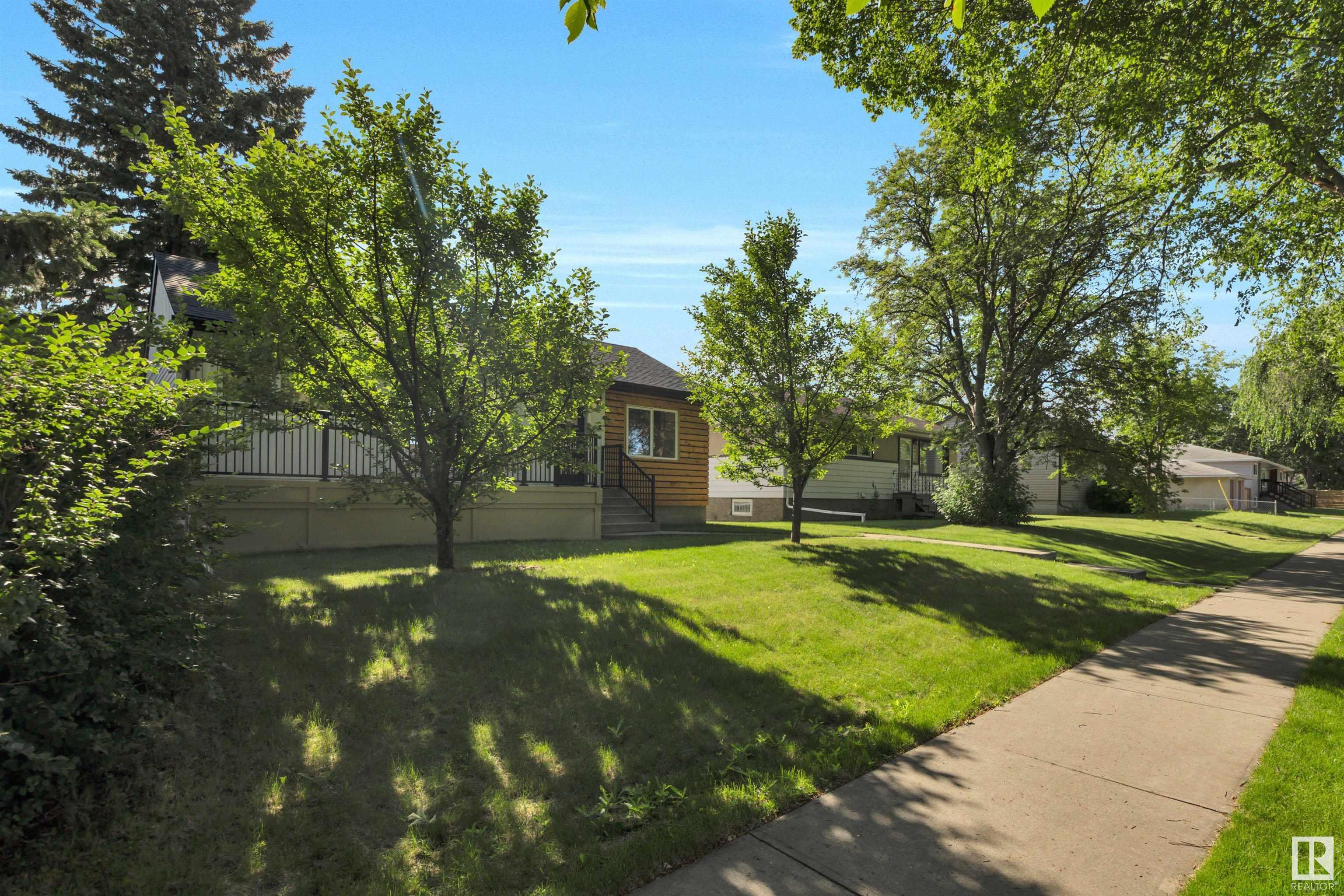 Photo de la propriété: 8619 80 Street NW AB T6C 2S8