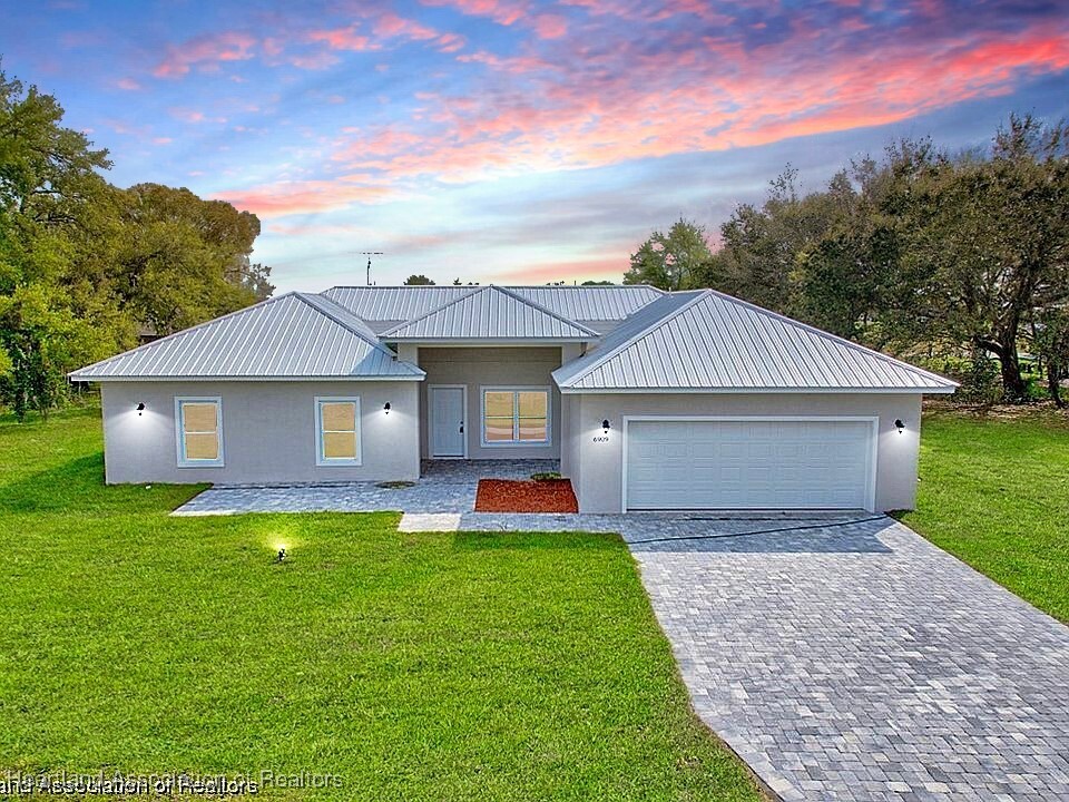 Property Photo: 6909 Salem Court FL 33876