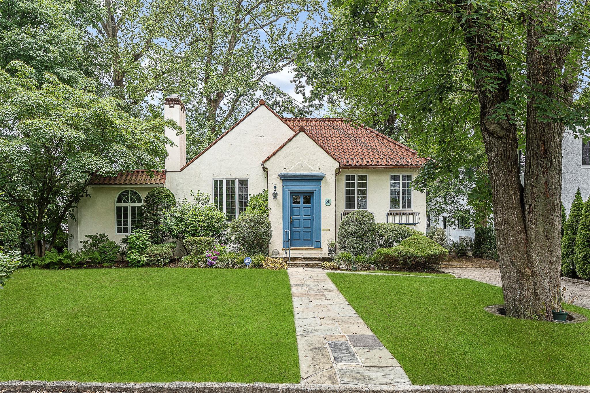 Property Photo:  50 Parkway W  NY 10552 