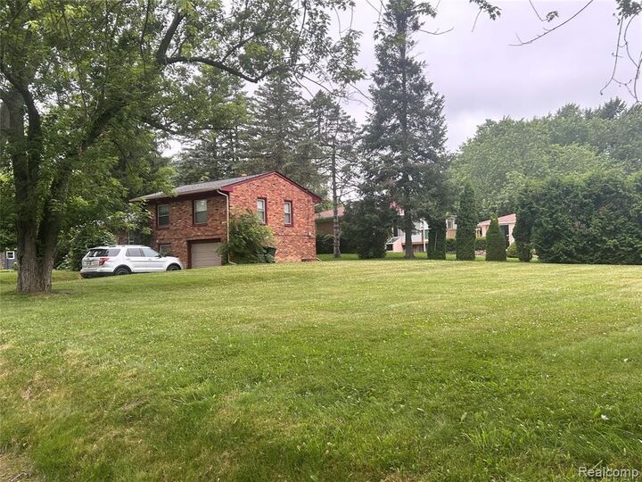 Property Photo: 305 Goldengate Street MI 48362 3408