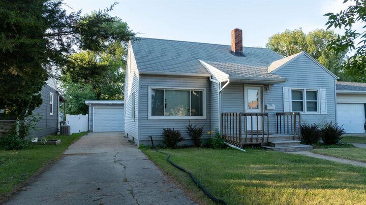 Property Photo:  219 14th Ave SE  ND 58701 