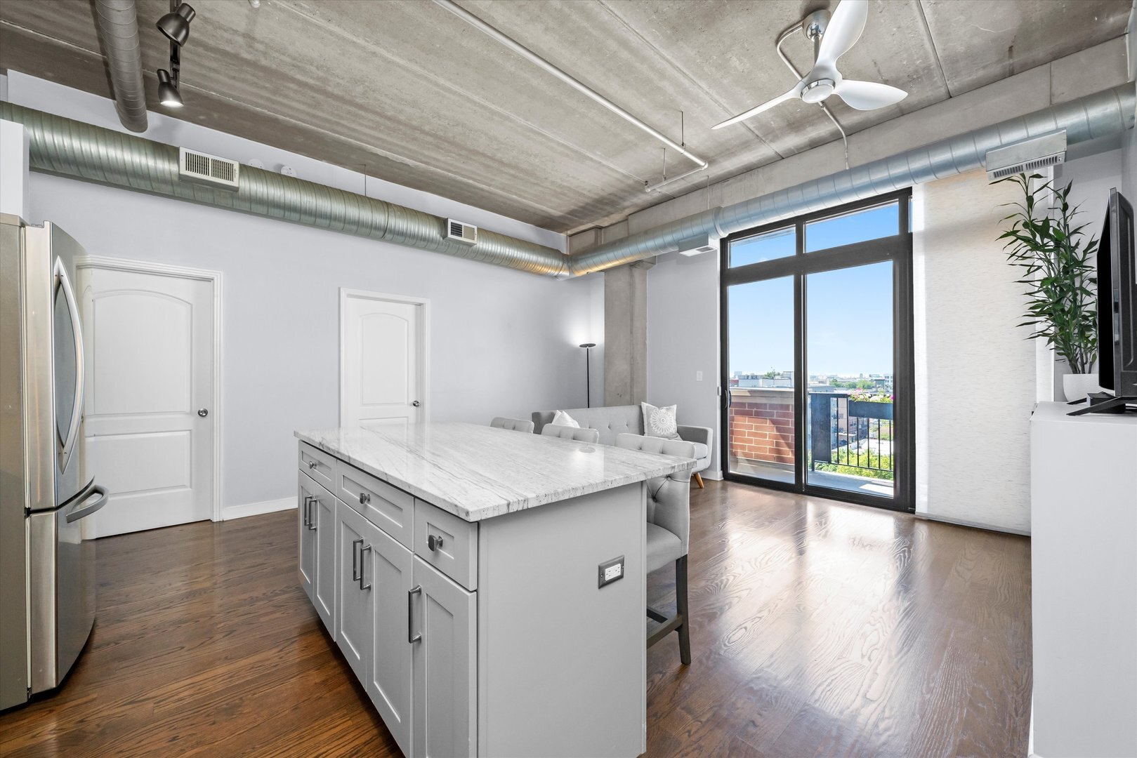 Property Photo: 811 W 15th Place 709 IL 60608