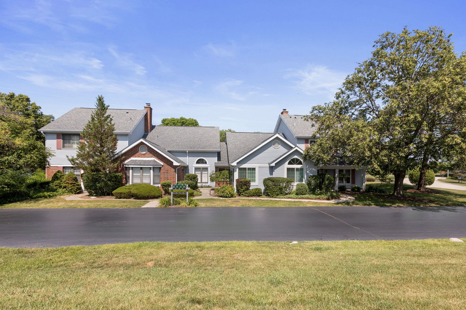Property Photo:  2 Warwick Lane  IL 60069 