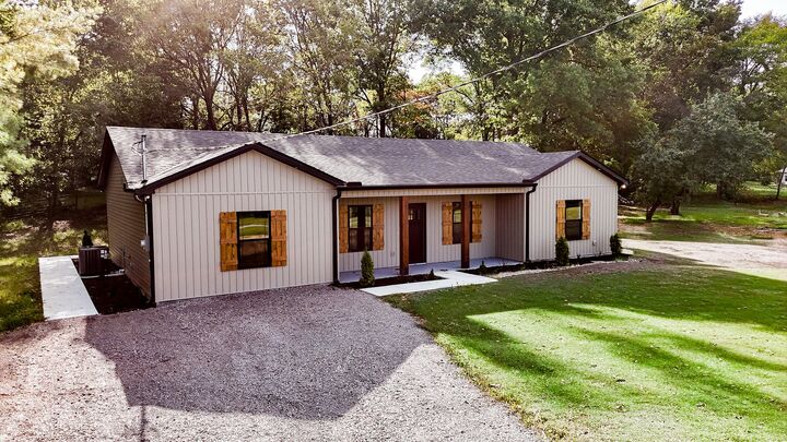 Property Photo: 260 Comstock Rd TN 37160