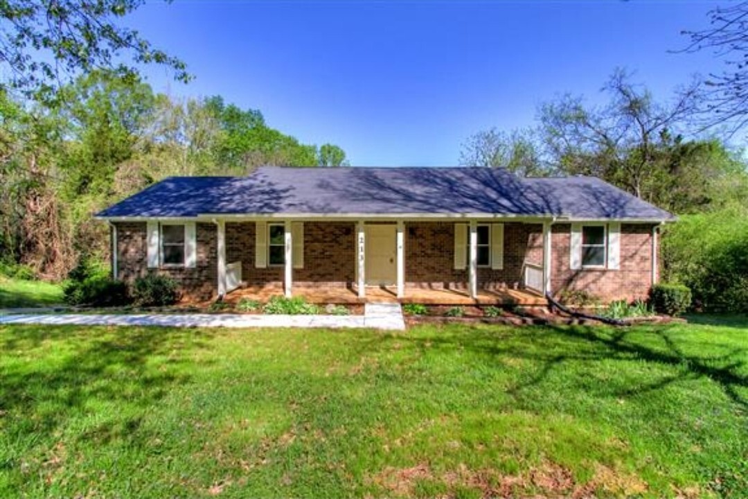 Property Photo: 213 April Dr TN 37138