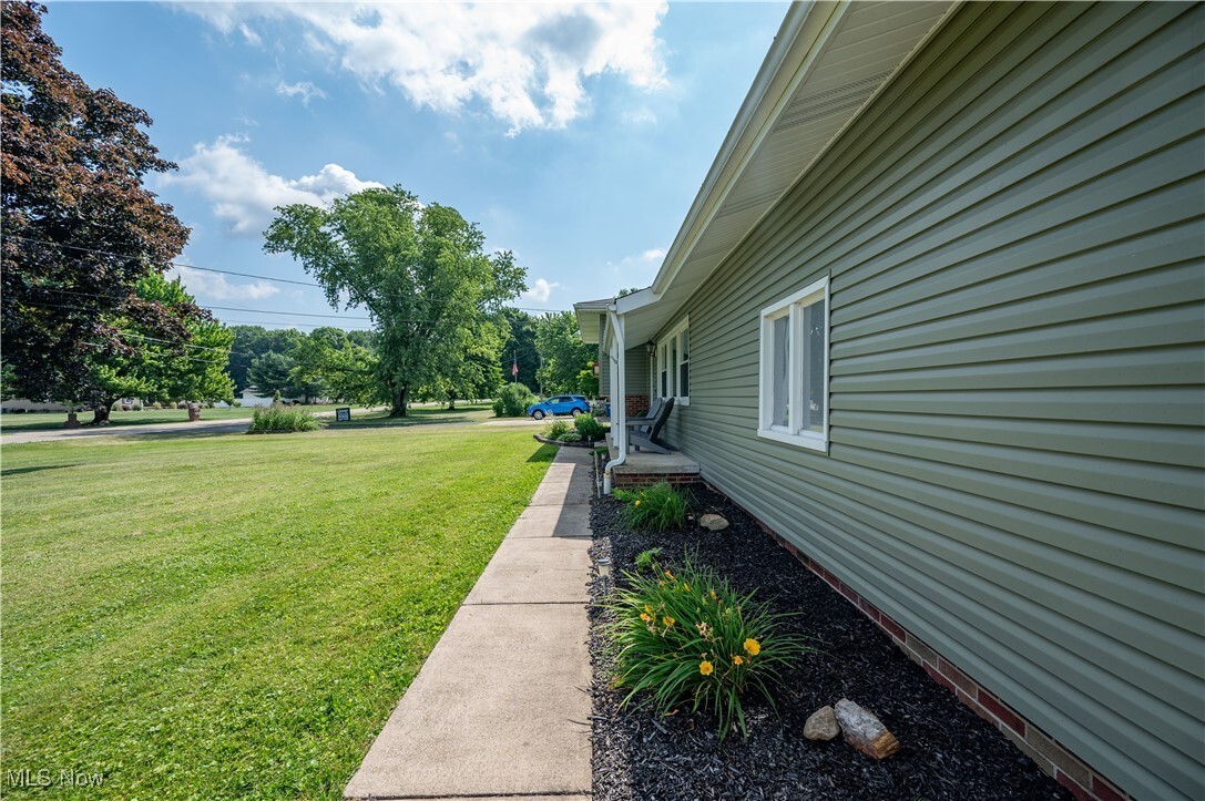 Property Photo: 2835 Hallock Young Road SW OH 44481