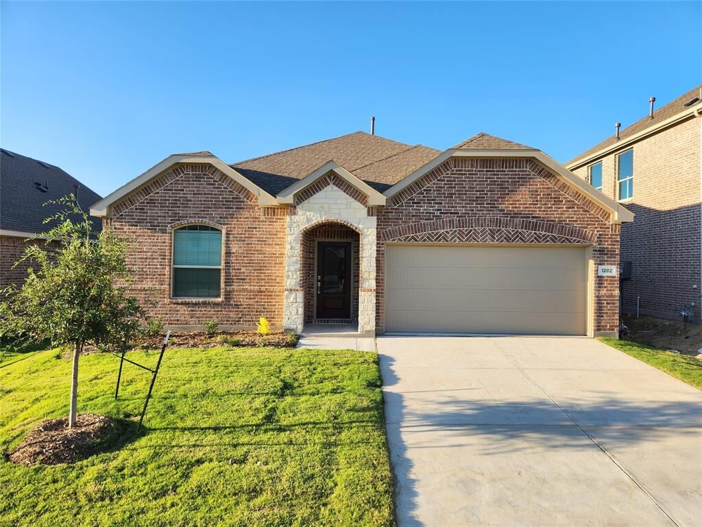 Property Photo: 1202 Smoketree Lane TX 75407