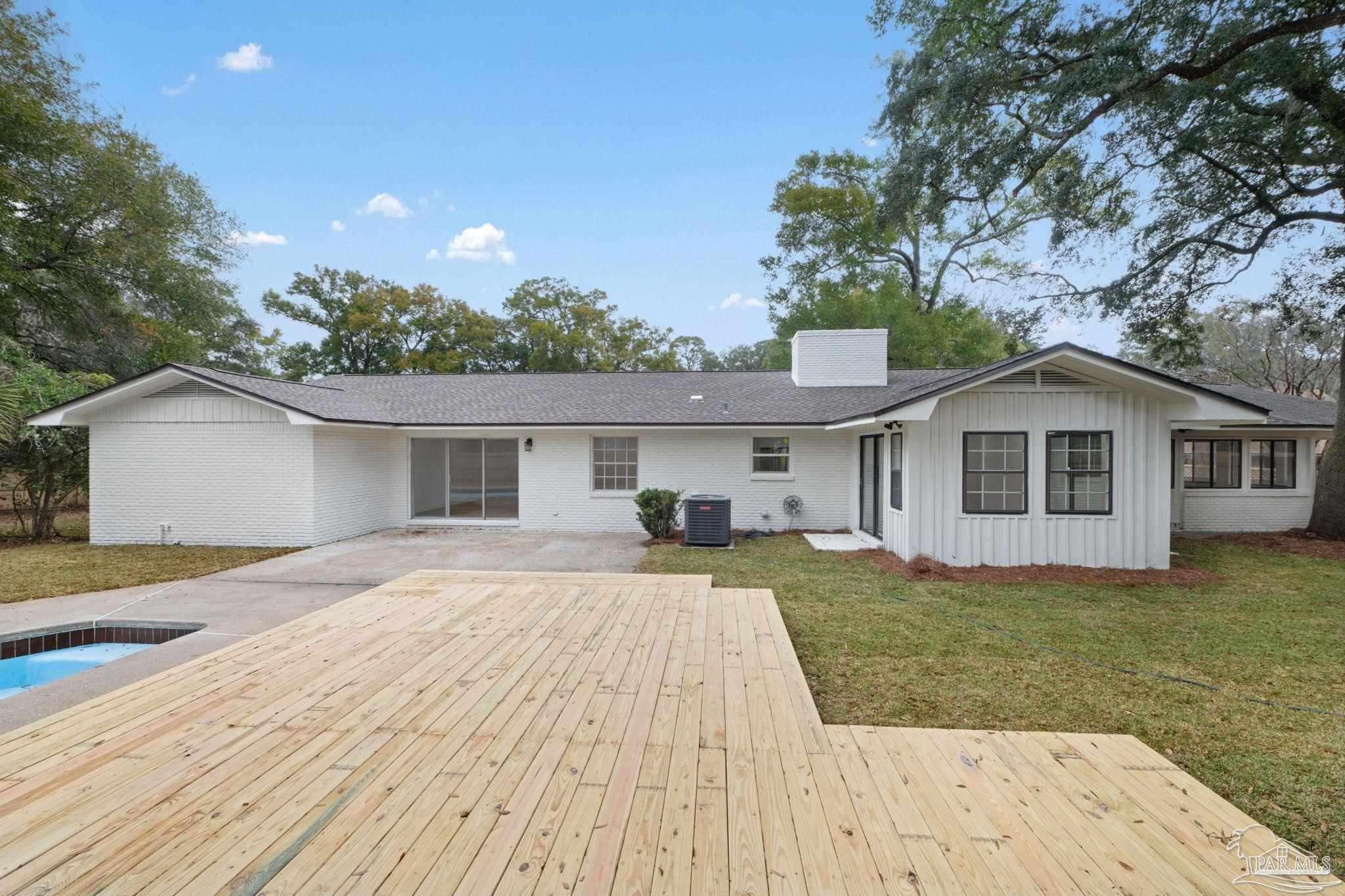 Property Photo: 5745 Avenida Robledal FL 32504