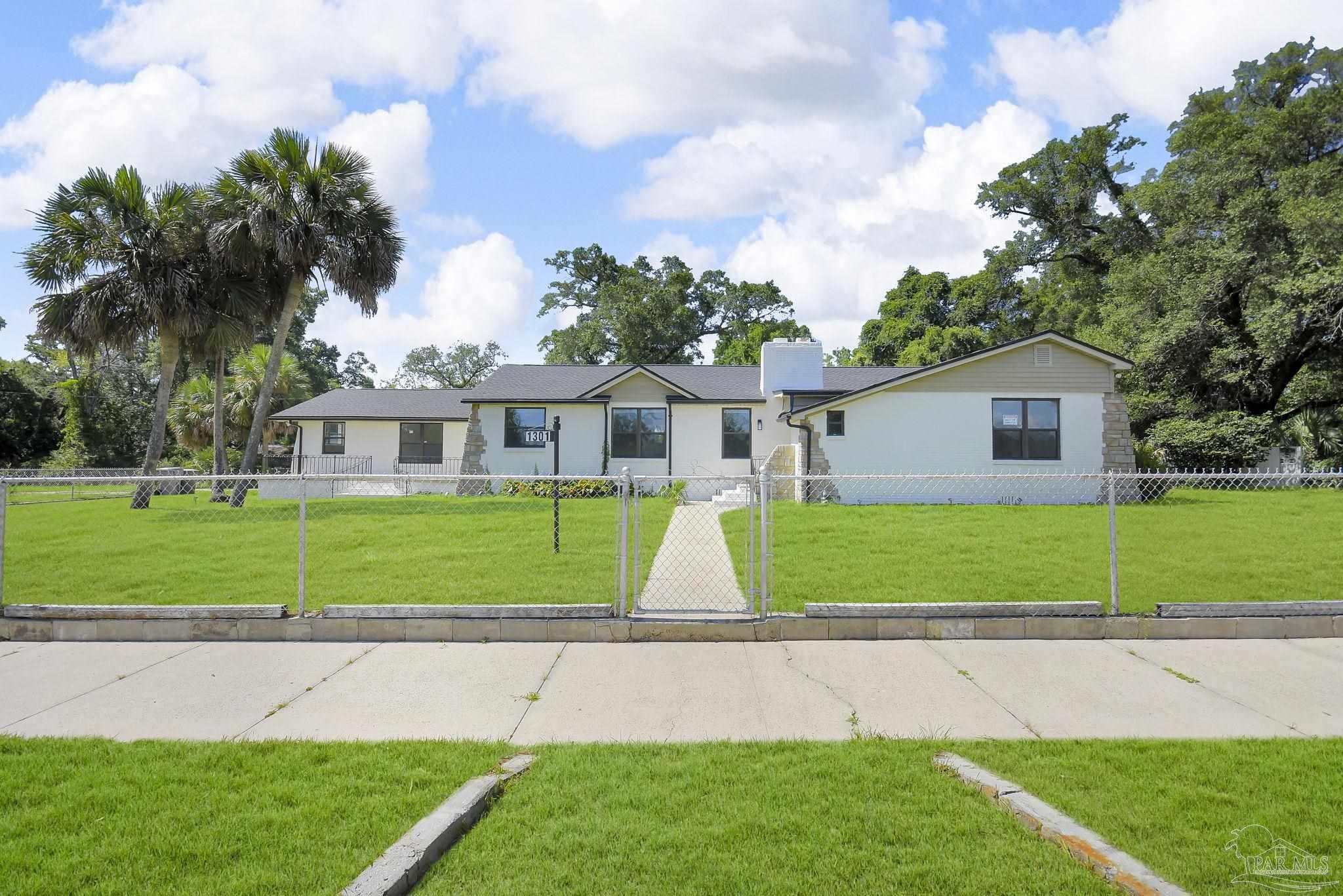 Property Photo: 1301 W Lee St FL 32501