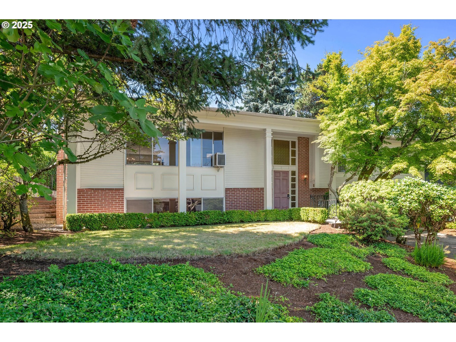 Property Photo: 2932 SW Collins Ct OR 97219