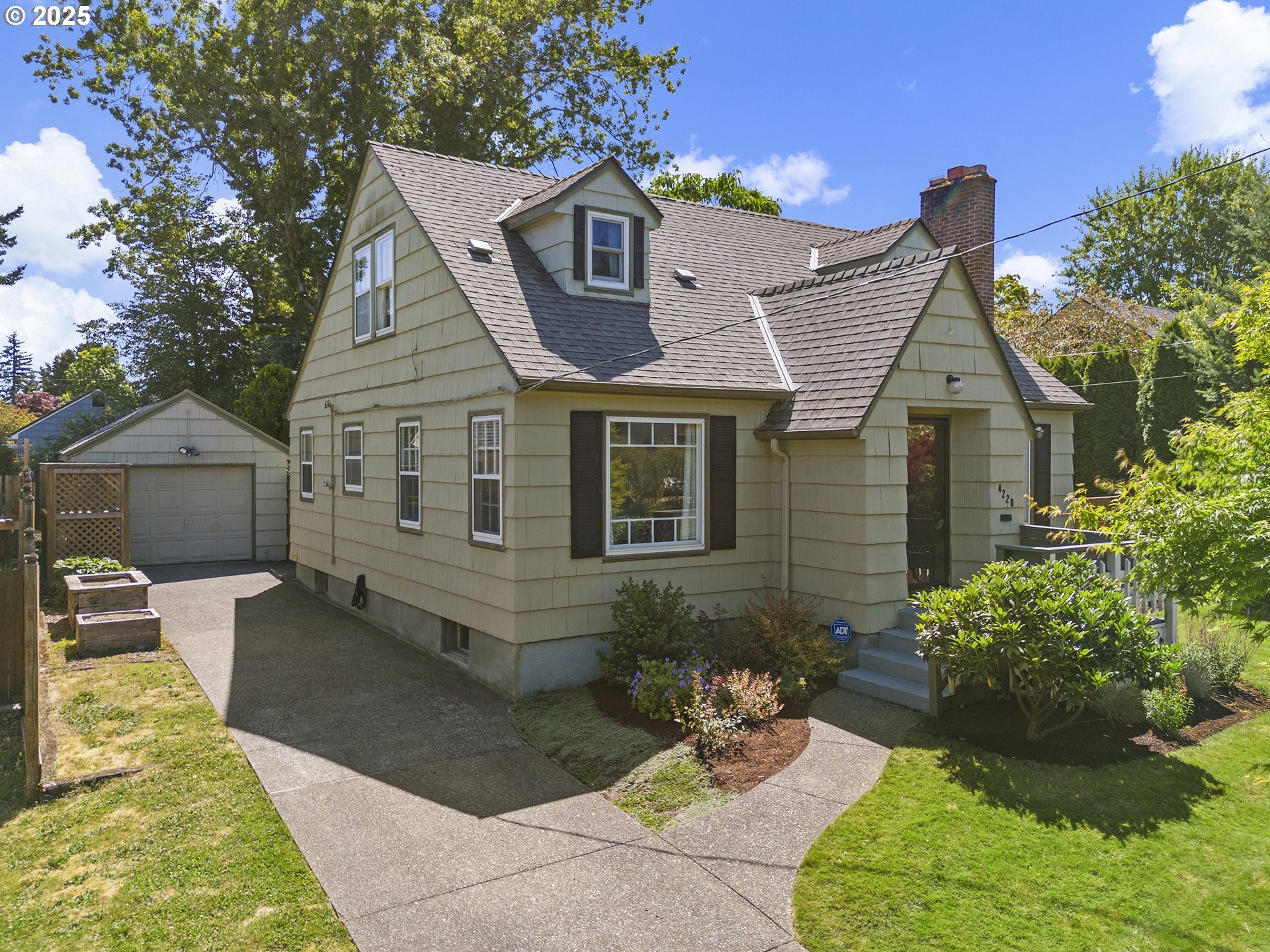Property Photo: 4220 NE 38th Ave OR 97211