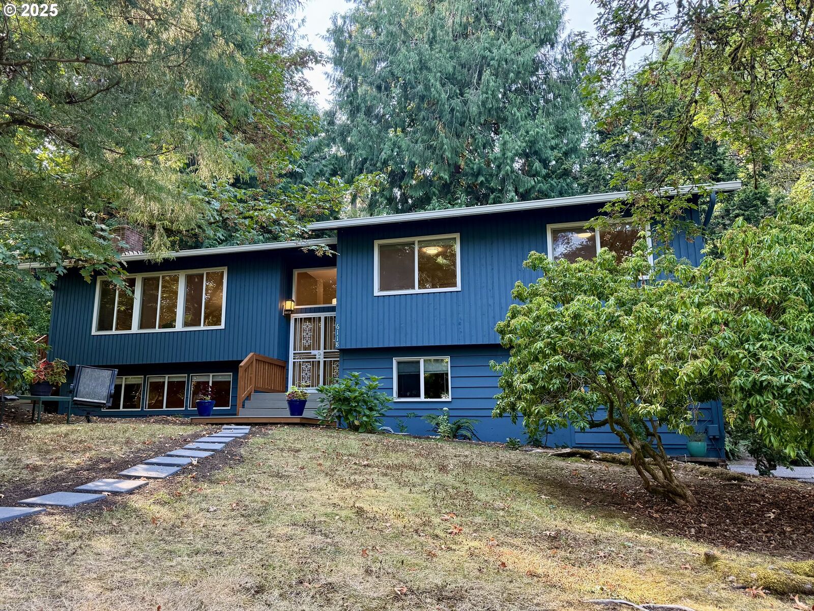 Property Photo:  6118 SW Nevada Ct  OR 97219 