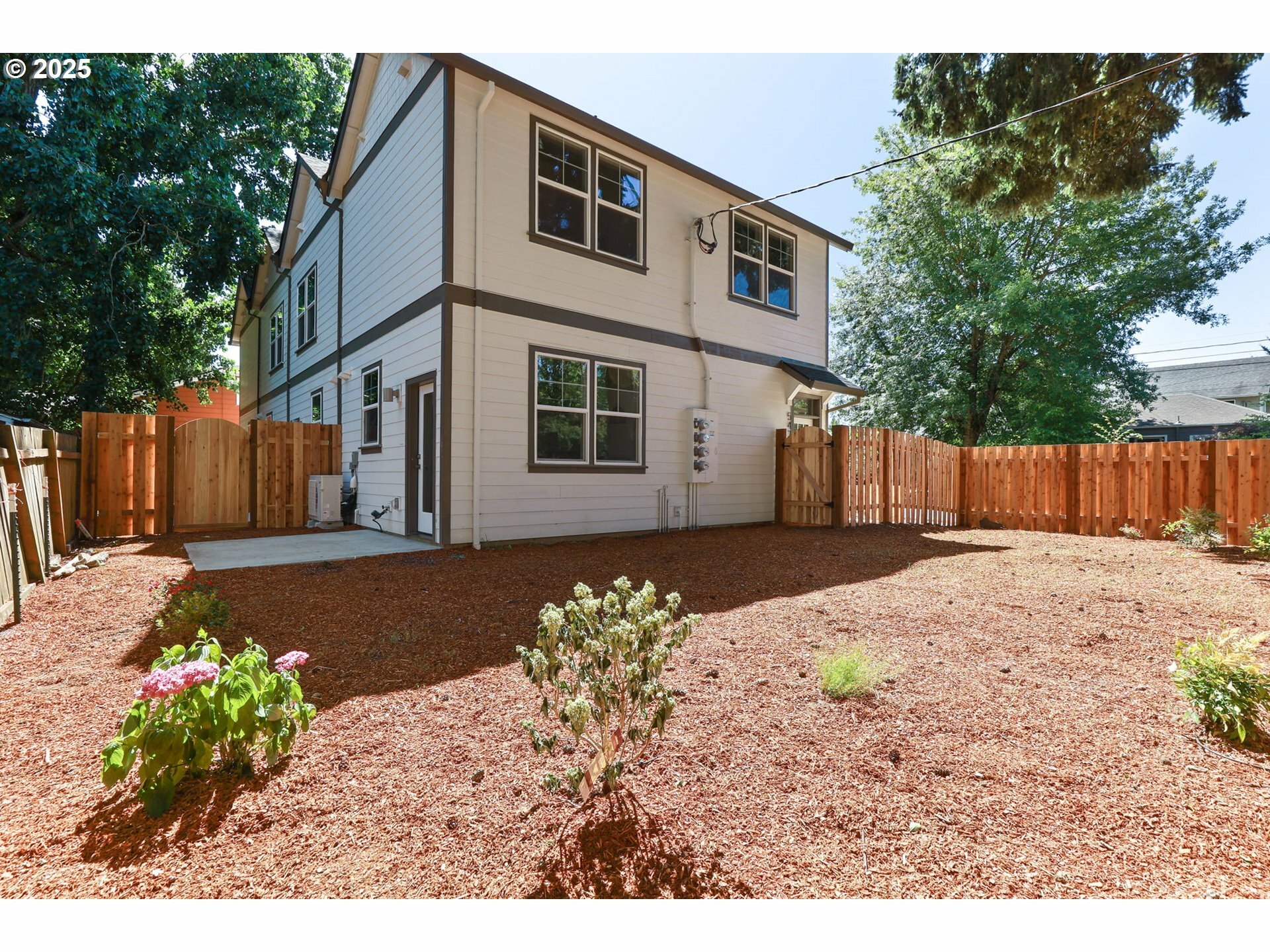 Property Photo:  5477 N Fessenden St  OR 97203 
