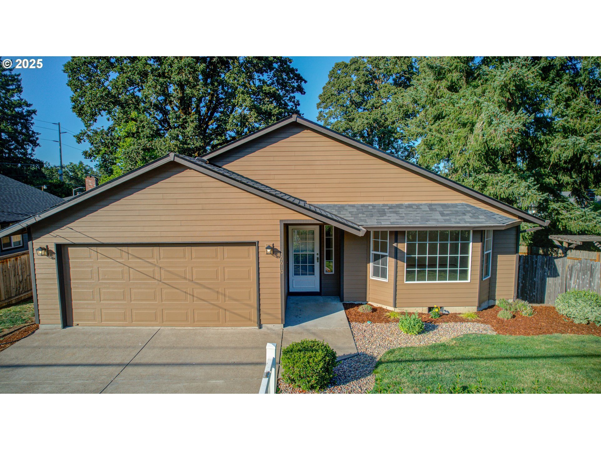 Property Photo: 16610 SE Valley View Rd OR 97267