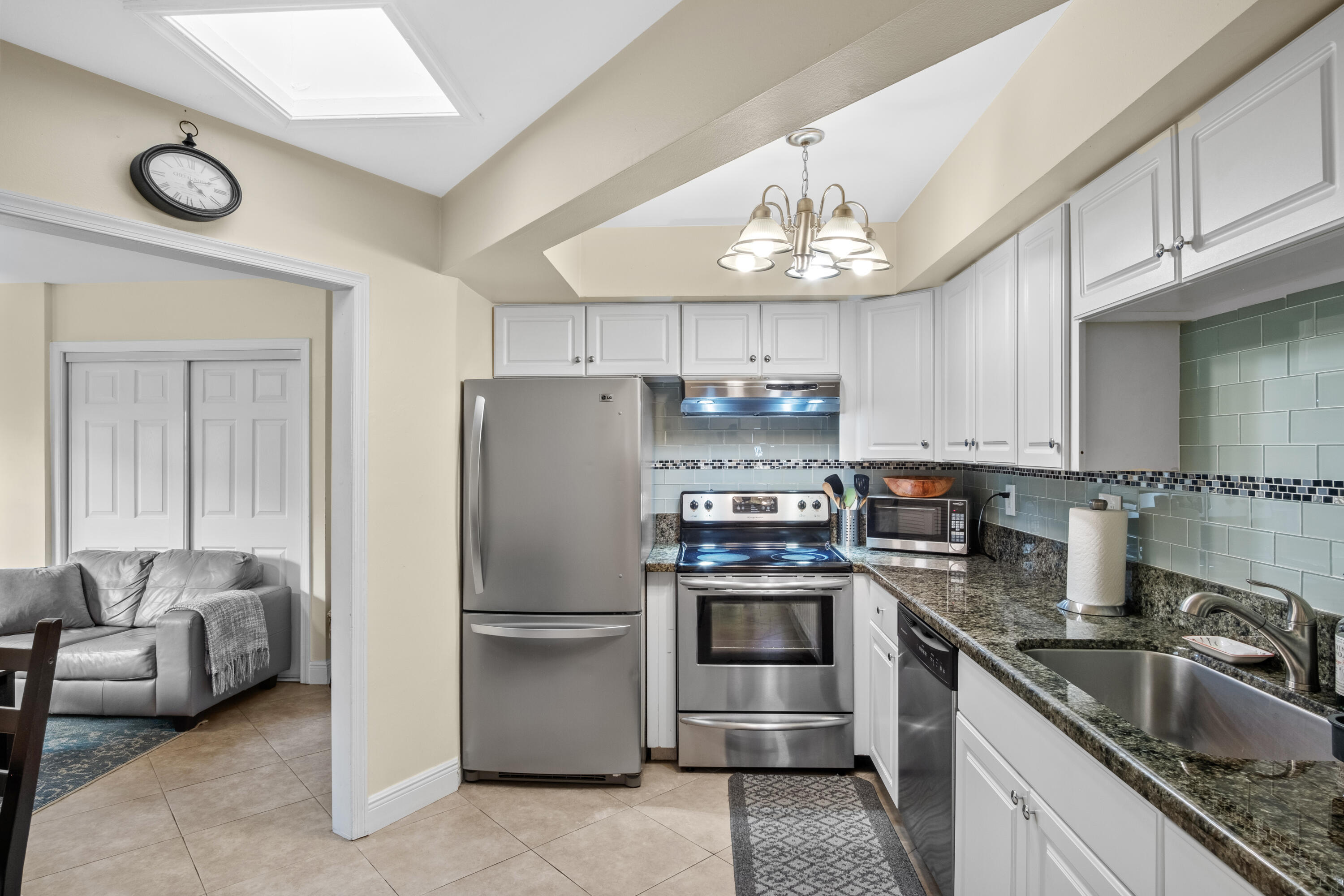 Property Photo: 803 NE 2nd Avenue FL 33444
