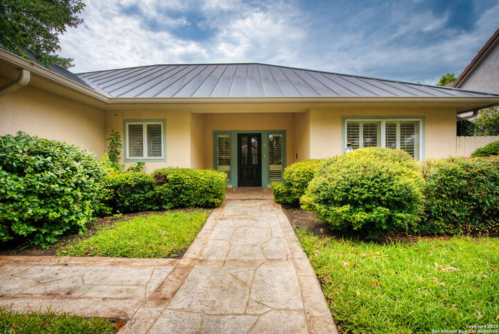 Property Photo:  1 Kensington Ct  TX 78218 